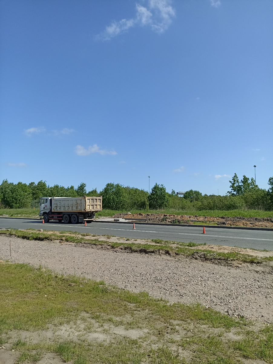 Строительство пешеходного перехода и тротуара к надземному переходу в Бугры. 