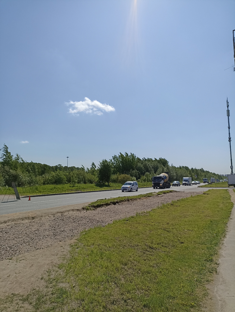 Будущий тротуар. Уже есть грунтовая дорога и по ней можно ходить. Чуть дальше тротуара пока нет 