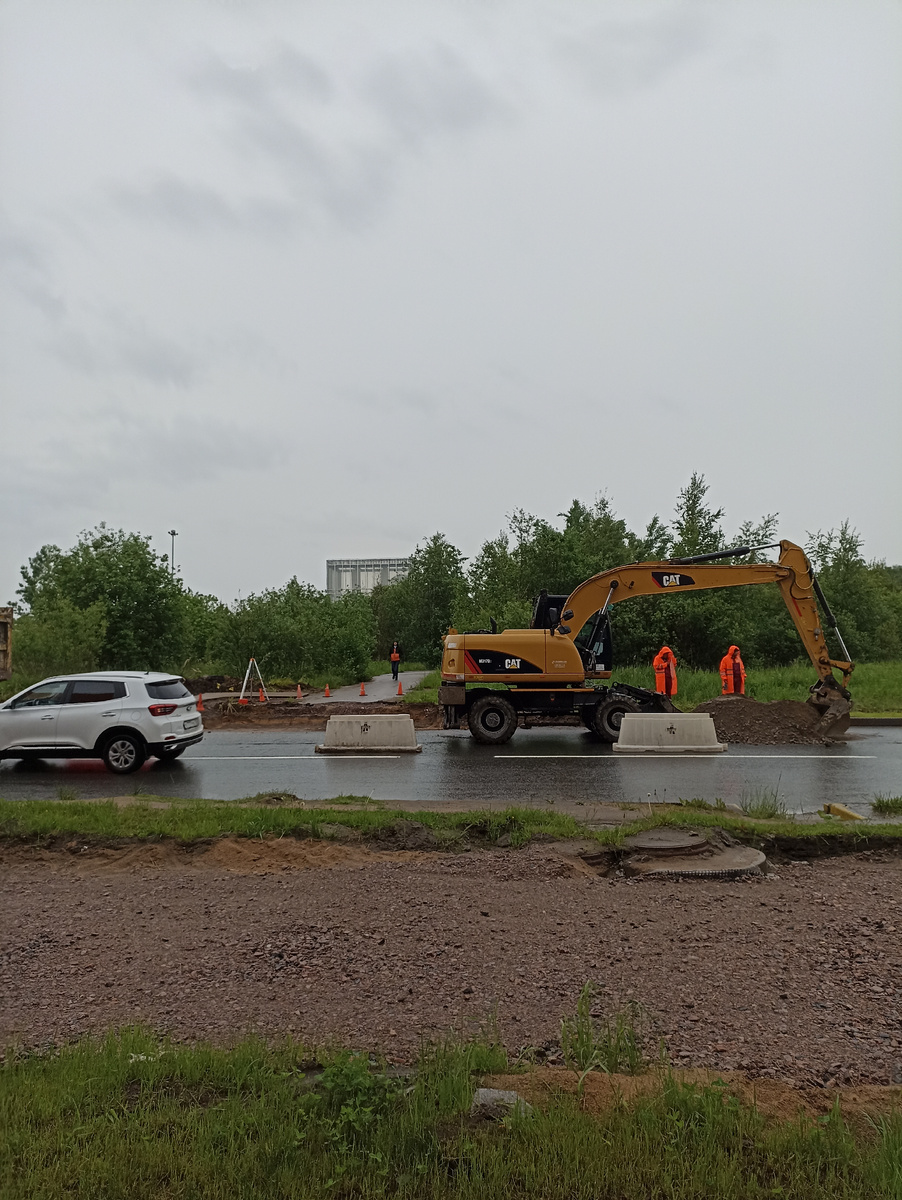 Здесь ещё есть яма