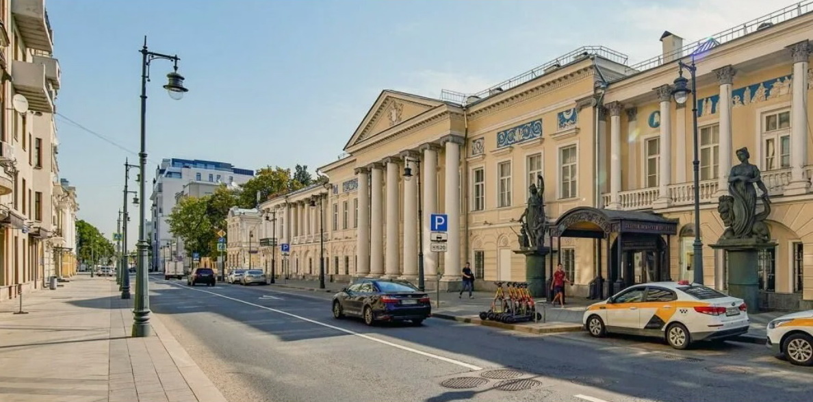 Здание Российской академии художеств и галереи Зураба Церетели на улице Пречистенка в Москве.