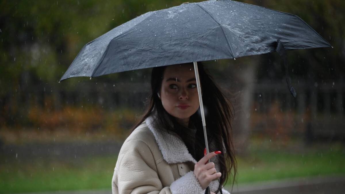    Студентка Ника Ена попала под осенний дождь / Фото: Пелагия Замятина / Вечерняя Москва