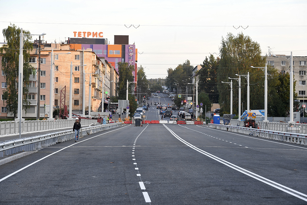    Лобановский мост в середине сентября 2025 года. Фото: "Республика" / Оксана Кудряшова