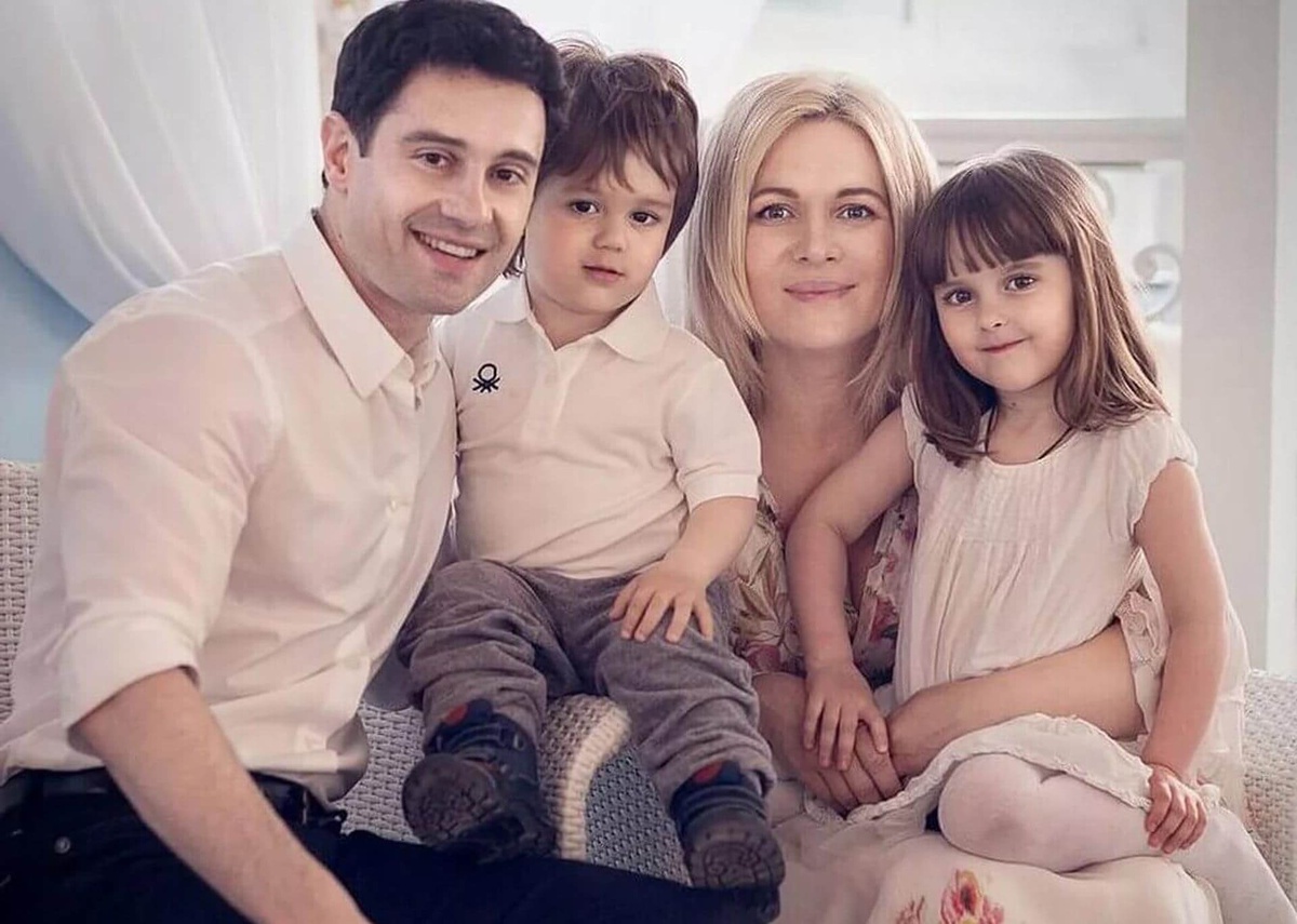 Антон и Виктория Макарские с детьми