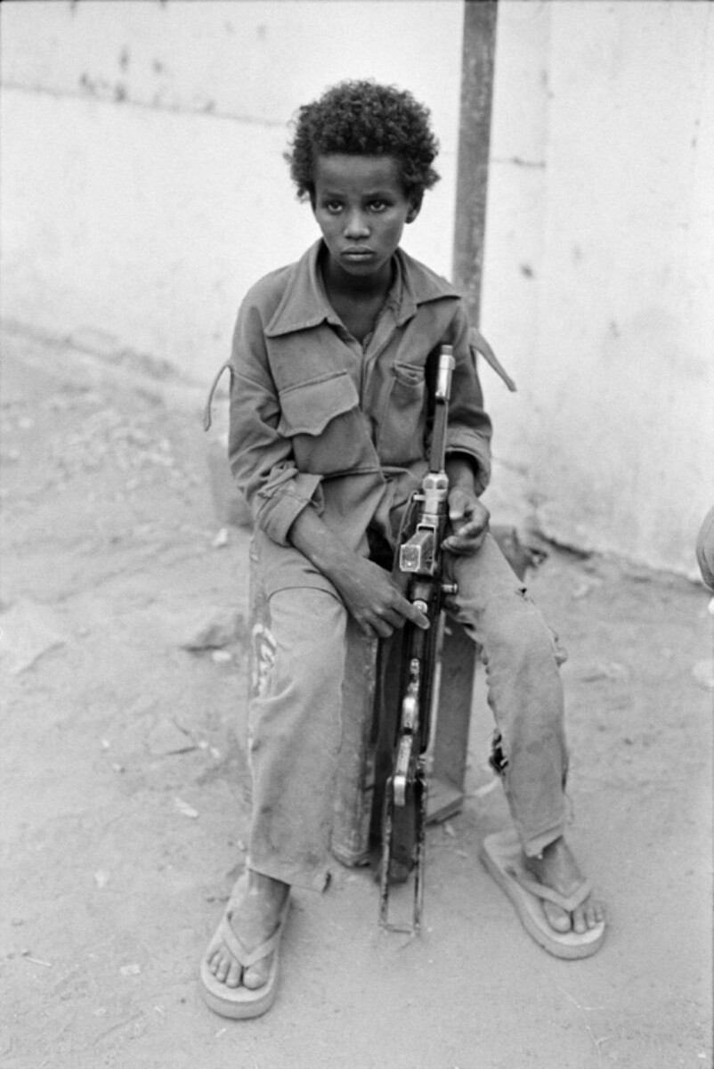 Африканский ребенок с автоматом в 90-ые.