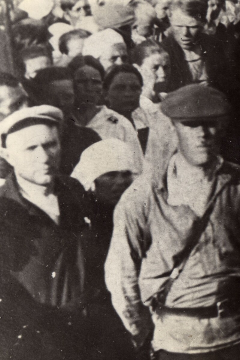 А.С. Масленкин-Непомнящий со своим другом Г.М. Гордеевым в траурной колонне на перезахоронении партизан в 1932 году