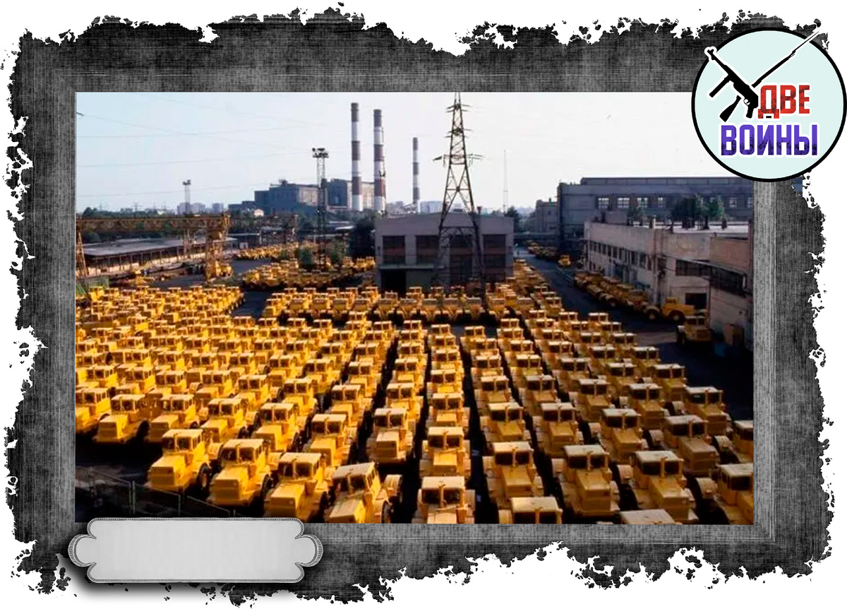 Ленинград. Кировский завод. Тракторы "К-701", 1986 год. Фото в свободном доступе.