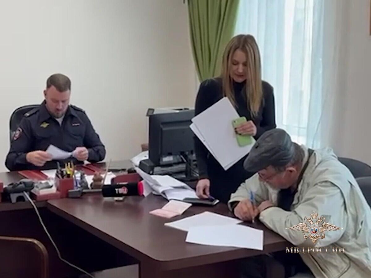    В МВД помогают пенсионеру получить российский паспорт и статус вынужденного переселенца© МВД РФ