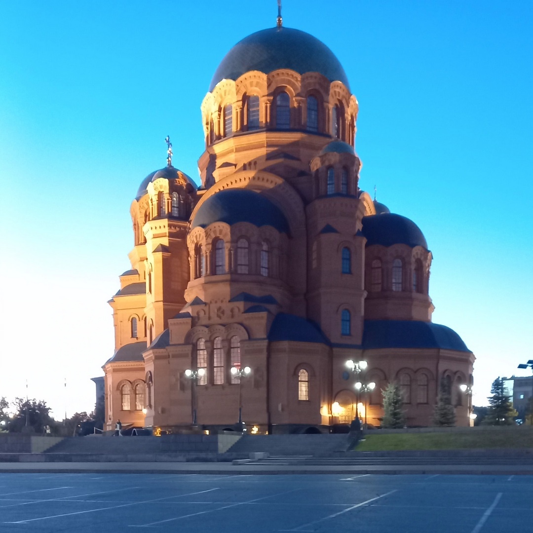 Новый храм в вечернем освещении