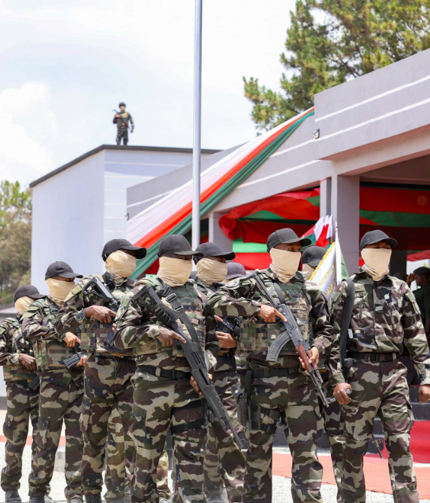 Спецподразделение армии Мадагаскара на параде (изображение взято с официального сайта Президента Республики Мадагаскар, https://presidence.gov.mg/actualites/2388-le-president-andry-rajoelina-assiste-a-la-ceremonie-du-premier-anniversaire-du-groupement-des-forces-speciales-d-intervention-gfsi-au-sein-de-la-presidence.html)