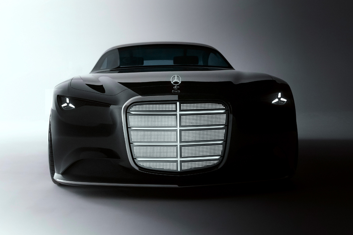 Особенно лаконична мощная хромированная решетка радиатора с подсветкой, которая должна показаться зрителю знакомой