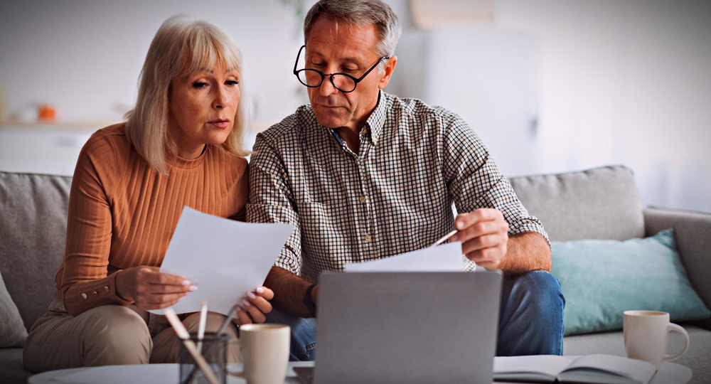 Как выгоднее для пенсии засчитать уход за детьми: стажем или баллами - разберем наглядно