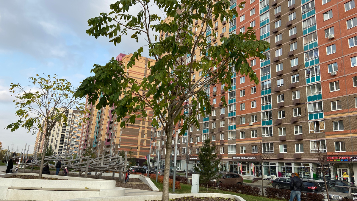 Вид на старую часть района. "Здесь время словно остановилось, и даже краски поблекли".