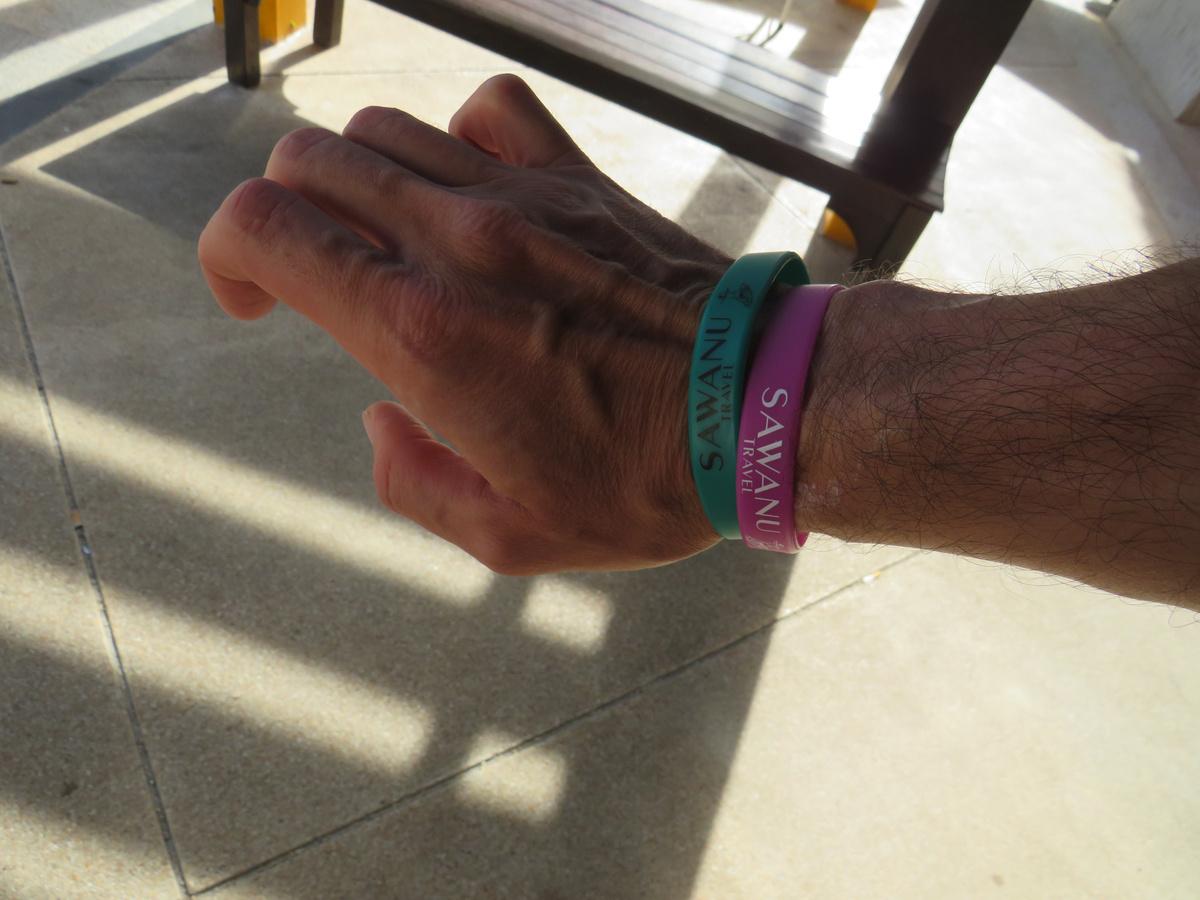 Браслет участника экскурсии на остров Джеймса Бонда