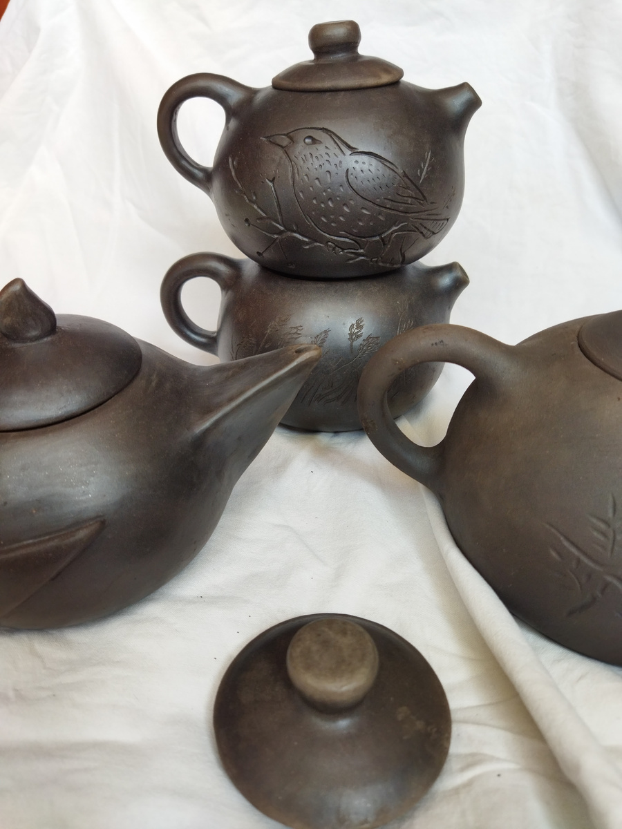 Чернолощенные чайники с орнаментами 