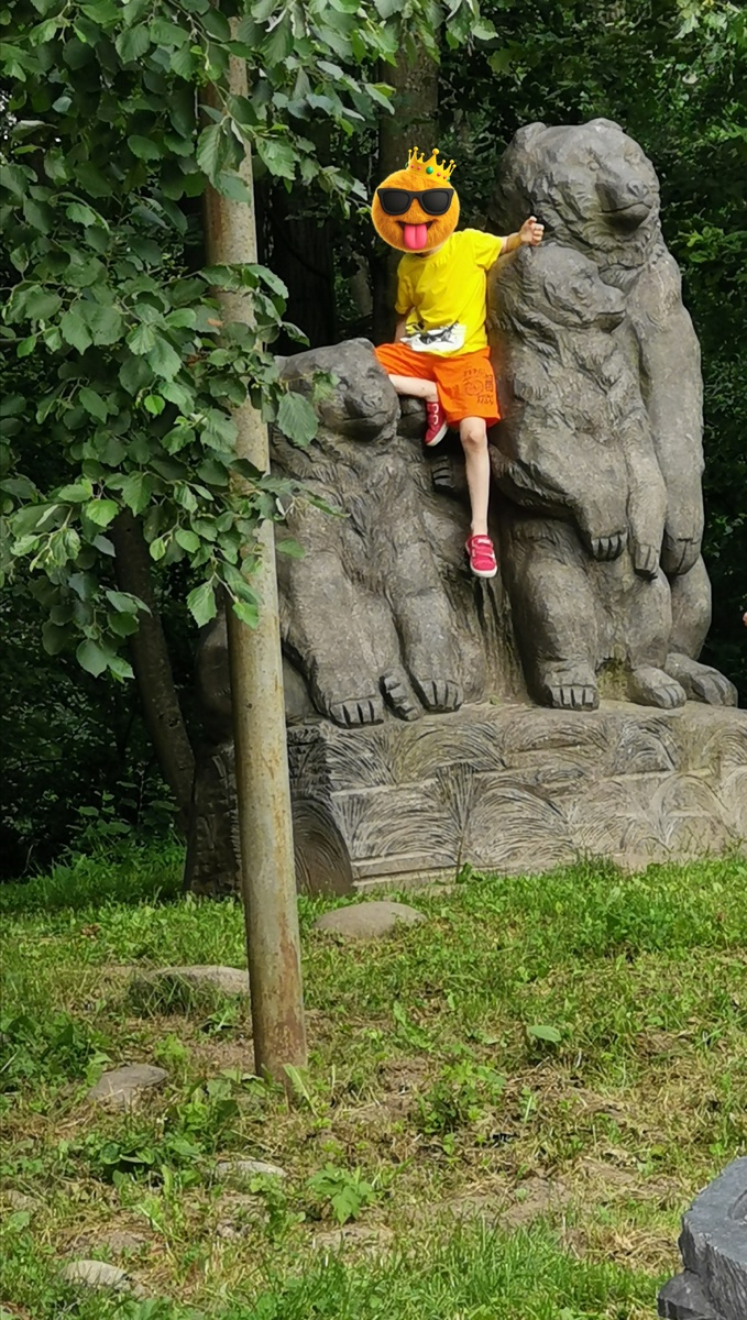 Фотка летняя, естественно. Сейчас в шортах-футболке уже не походишь