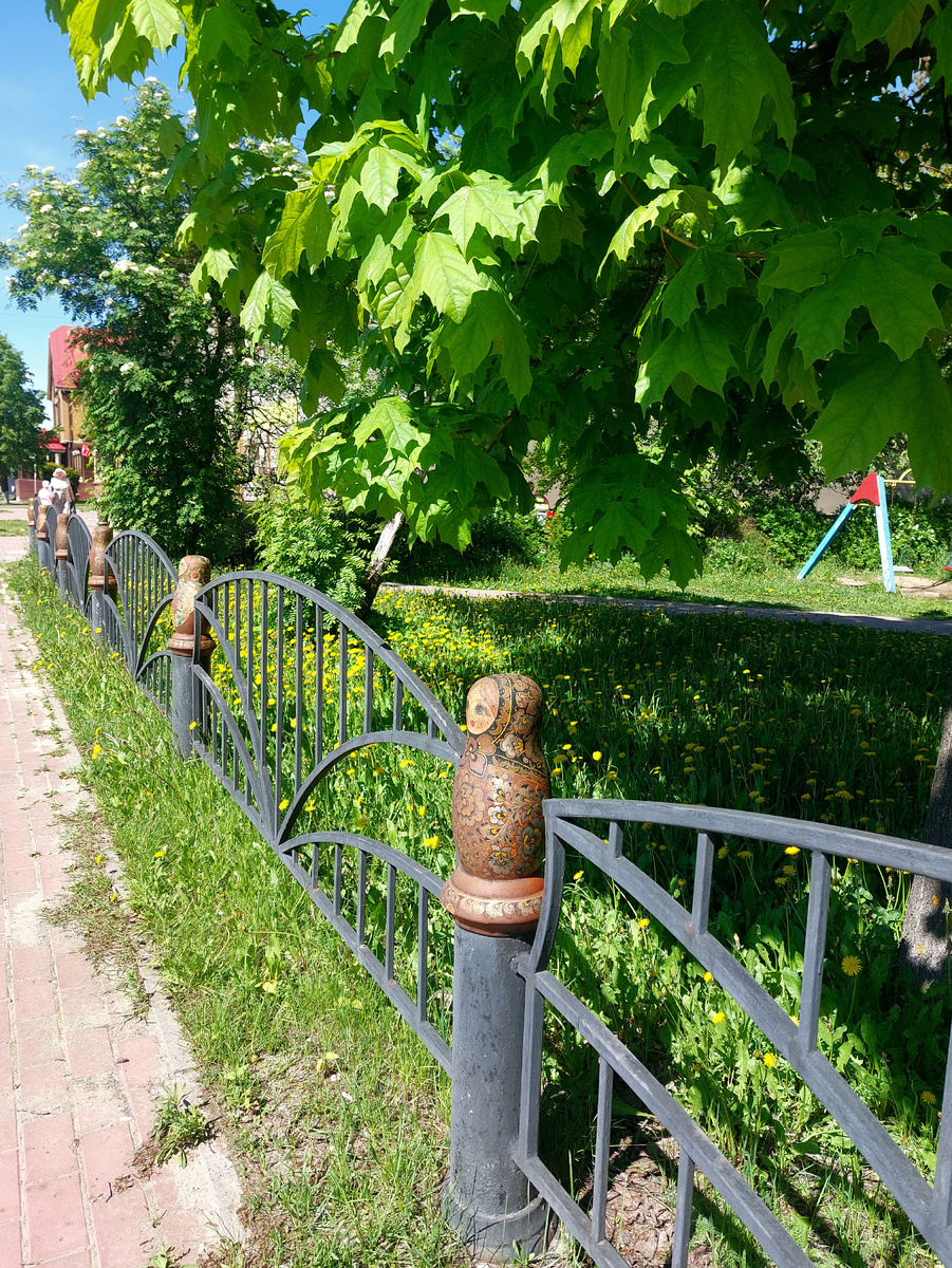 Даже на заборе матрёшки.