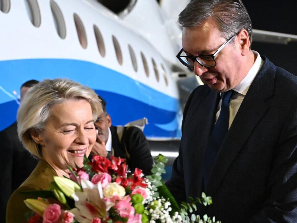    Президент Сербии Александр Вучич встретил председателя Еврокомиссии Урсулу фон дер Ляйен с цветами в аэропорту Белграда © Фото : соцсети Aleksandar Vucic