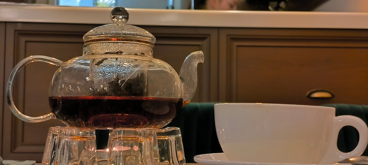    Не лимонная кислота и даже не сода: от накипи в чайнике нашла средство в 10 раз лучше – от известковый налет испарился за минуту