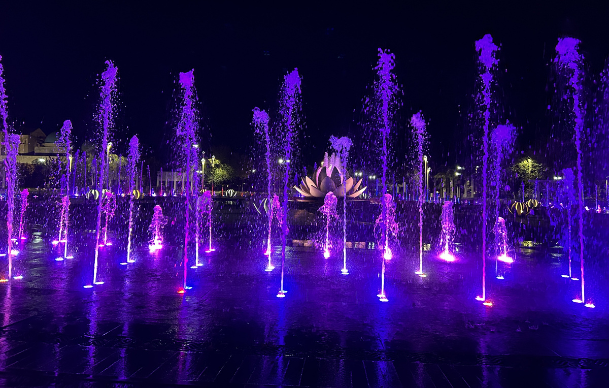 Музыкальный фонтан "Лотос", г. Туркестан 29.09.2025г. Данный объект является подарком Восточно-Казахстанской области в честь становления Туркестанской области. 