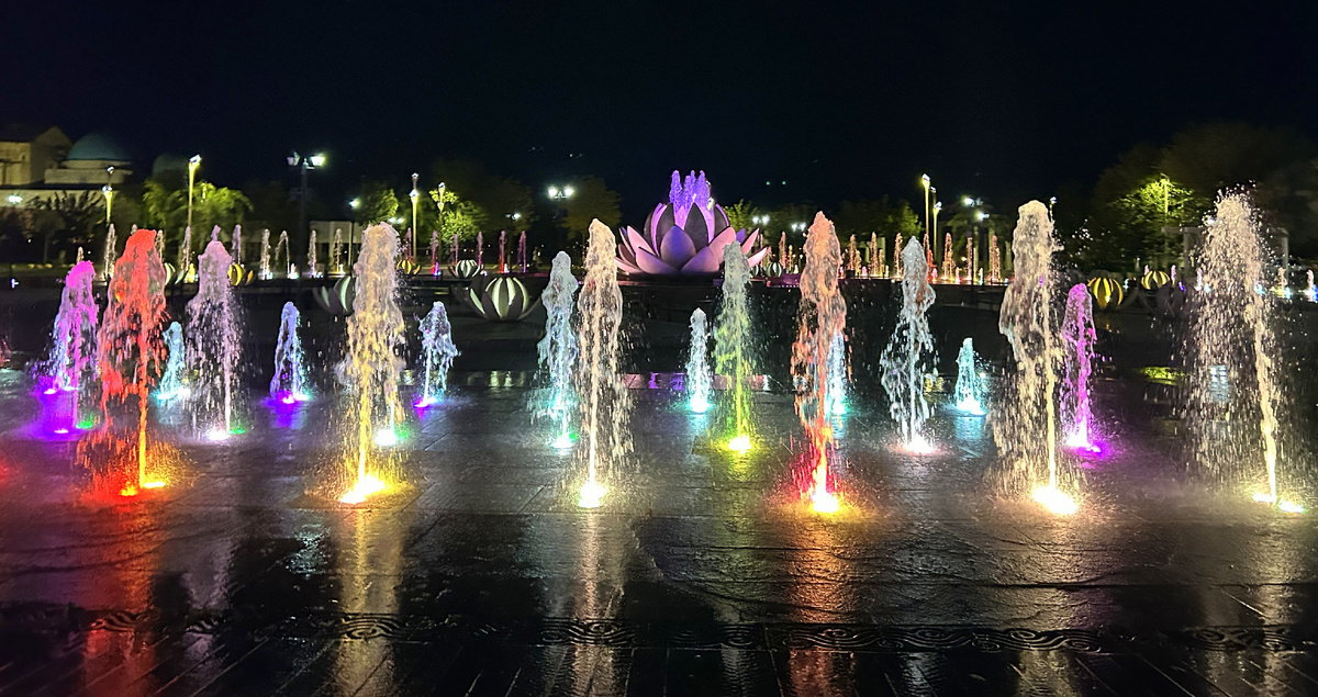 Музыкальный фонтан "Лотос", г. Туркестан 29.09.2025г.  Музыкальный световой фонтан находится неподалёку от площади Есим Хана.