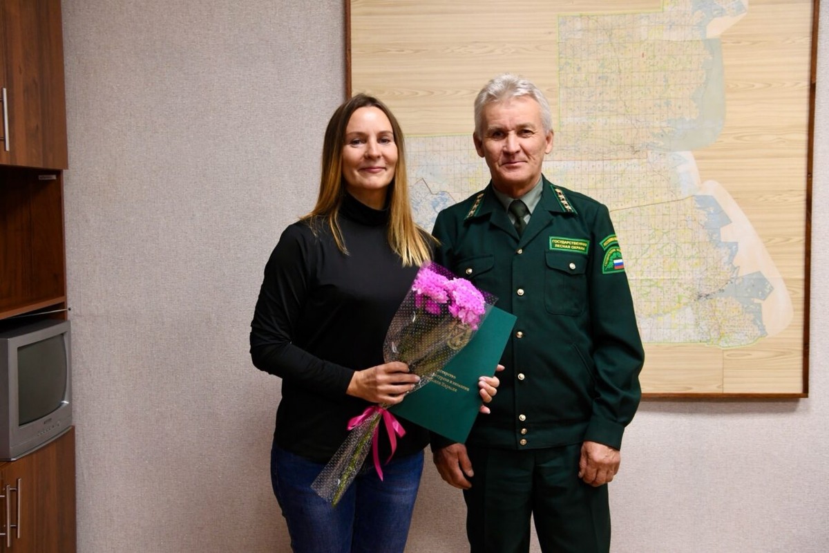    Корреспондентку телеканала «Сампо ТВ 360» Арину Тимонен наградили благодарственным письмом Минприроды Карелии за тушение лесного пожара. Фото: "Республика"/ Оксана Кудряшова
