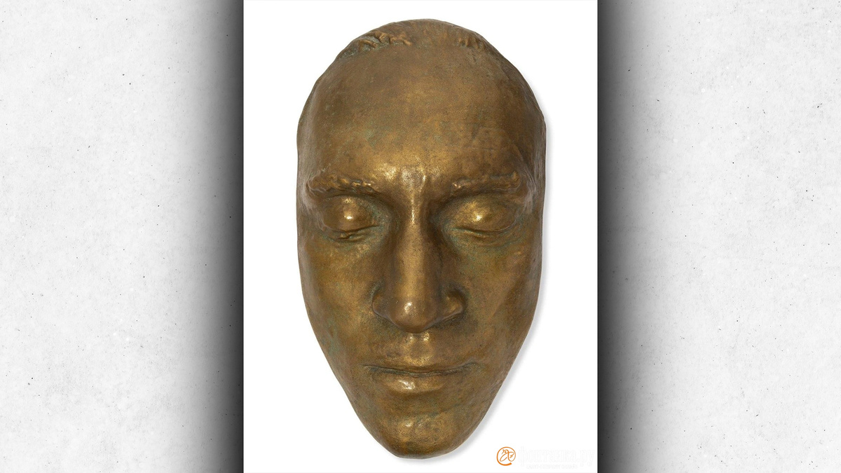 Бронзовая посмертная маска. Источник: https://clck.ru/3Pjk5s →