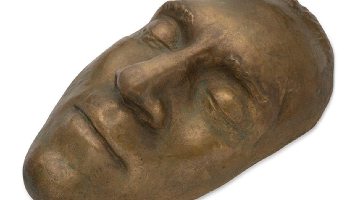 Бронзовая посмертная маска. Источник: https://clck.ru/3Pjk5s →