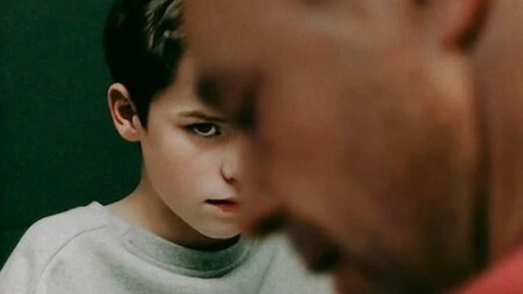 Афиша мини-сериала «Переходный возраст», 2025 год, режиссер Фил Барантини