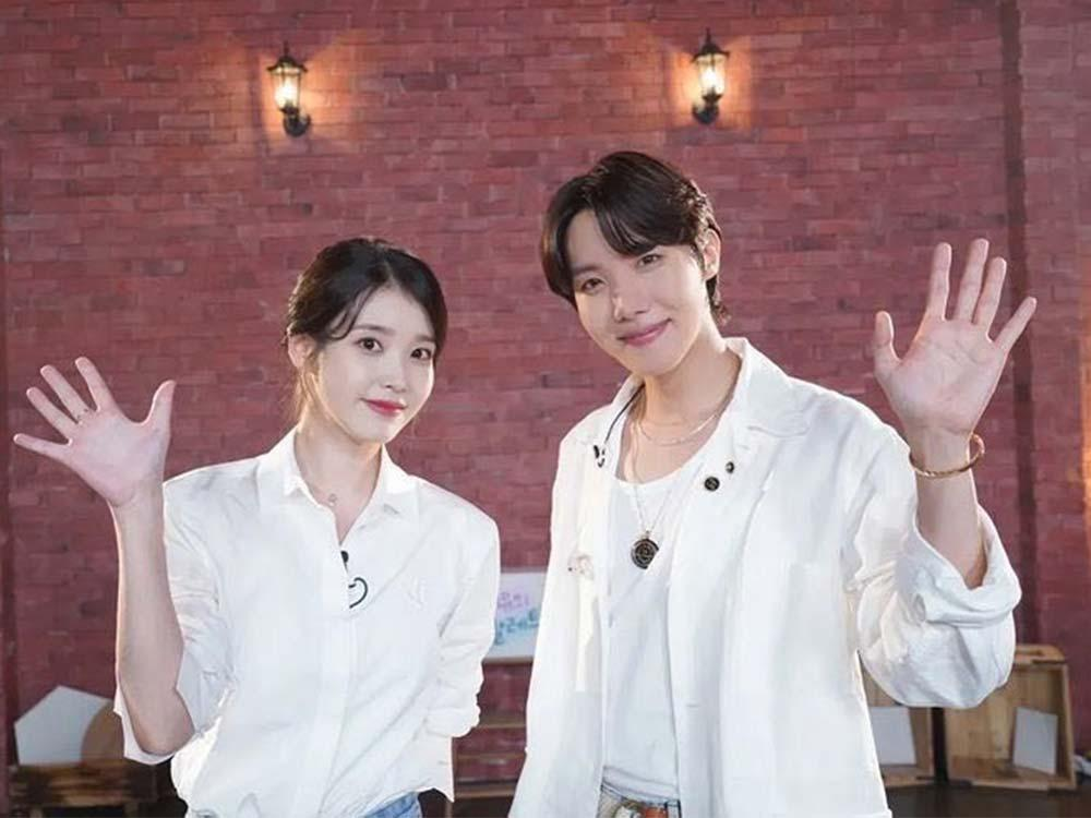 IU на своем шоу Palette исполняет каверы вместе с гостями как на их песни, так и на собственные