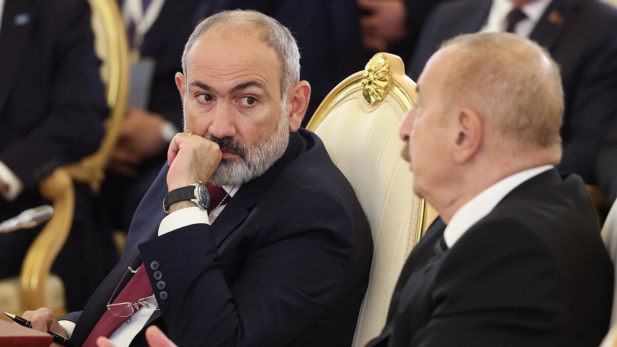   Валерий Шарифулин / ТАСС- Премьер-министр Армении Никол Пашинян и президент Азербайджана Ильхам Алиев во время саммита лидеров стран СНГ в Большом Кремлевском дворце в Москве. Россия, 8 октября 2024 года