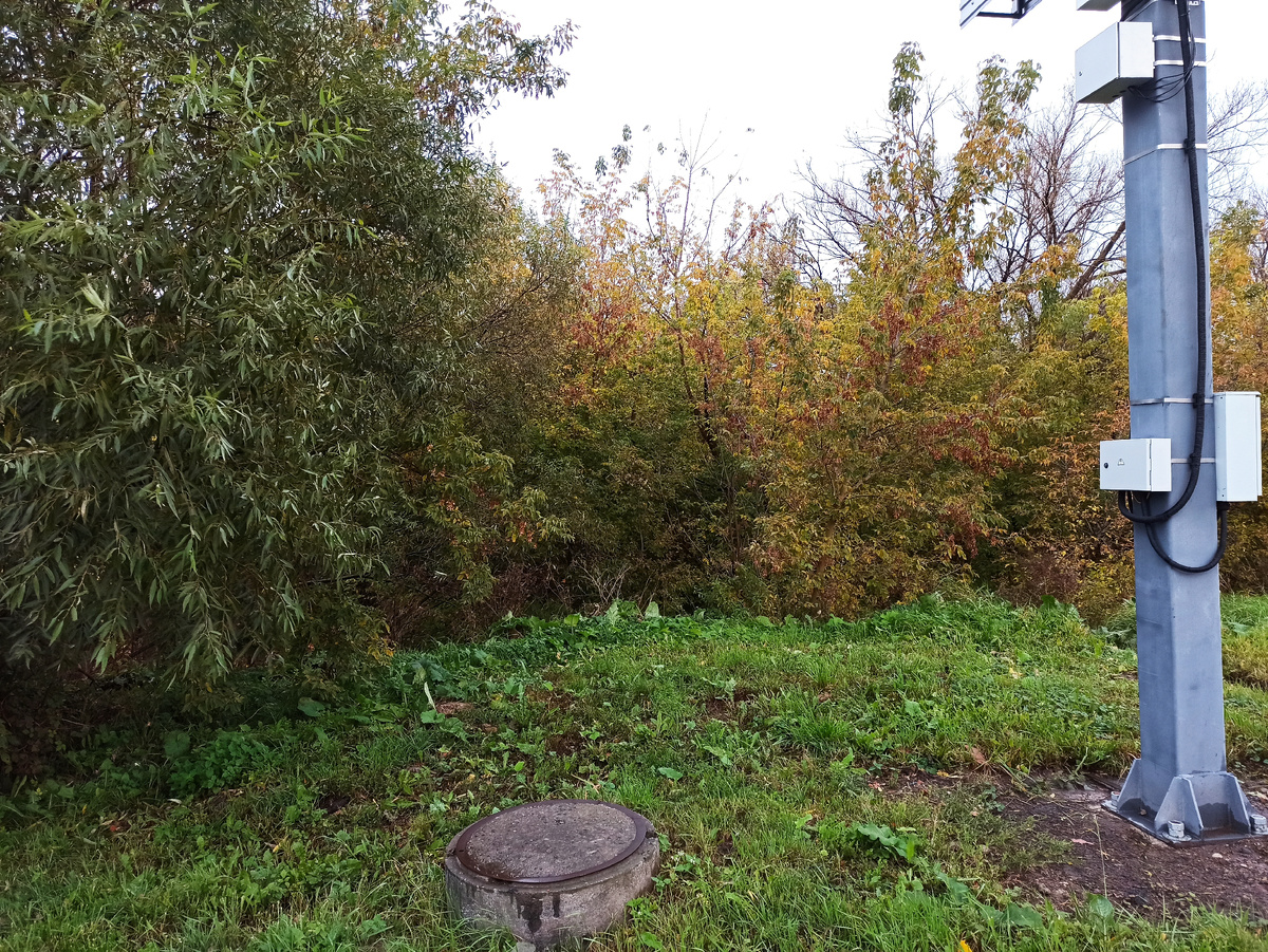 Фото автора. 14 октября этого, 2025 года. То же место. Уже успели воткнуть рекламный щит.