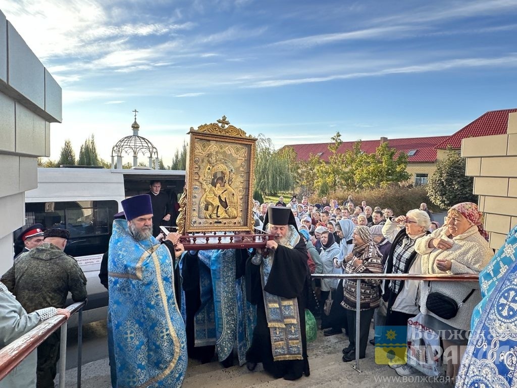     Дети и другие чудеса: в Волжский привезли икону, перед которой молились цари и президенты
