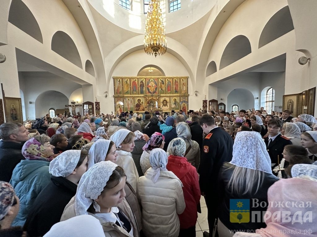     Дети и другие чудеса: в Волжский привезли икону, перед которой молились цари и президенты
