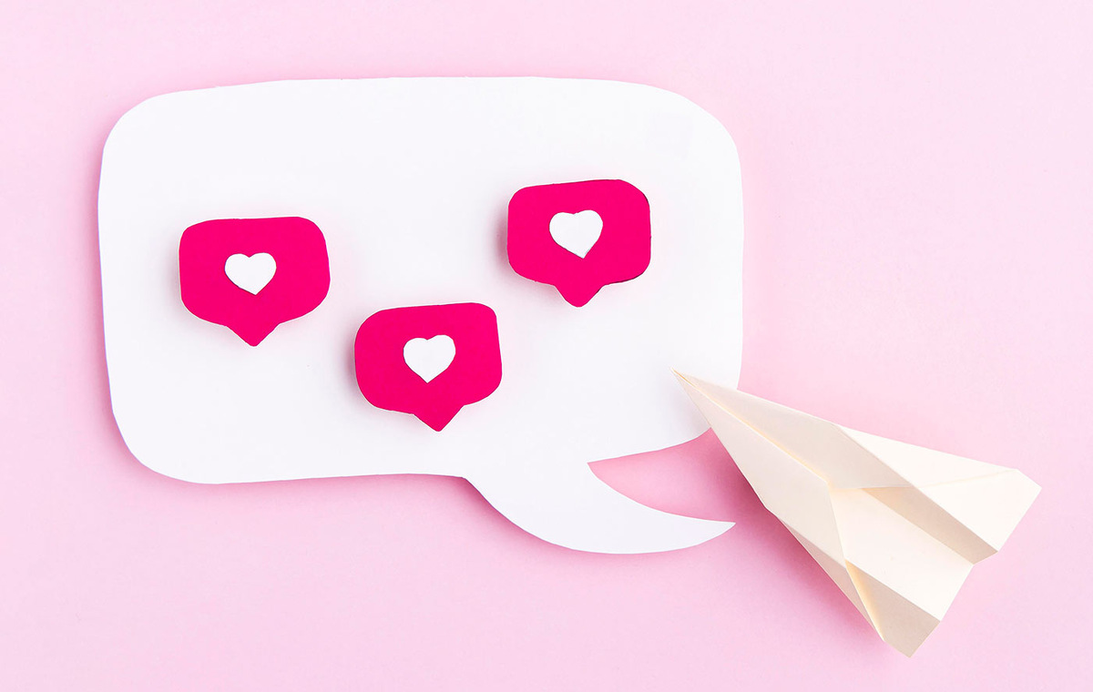 Какие женские качества привлекают мужчин больше внешности. Фото freepik.com/free-photo/paper-airplane-with-heart-icons_7798337.htm