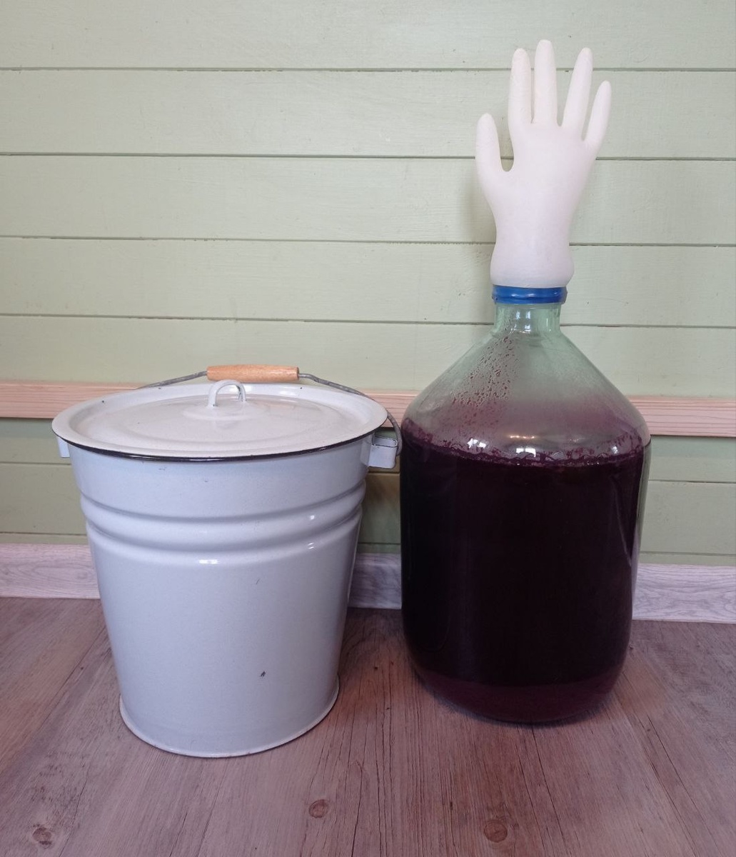 Эмалированное ведро для понятия масштаба. 