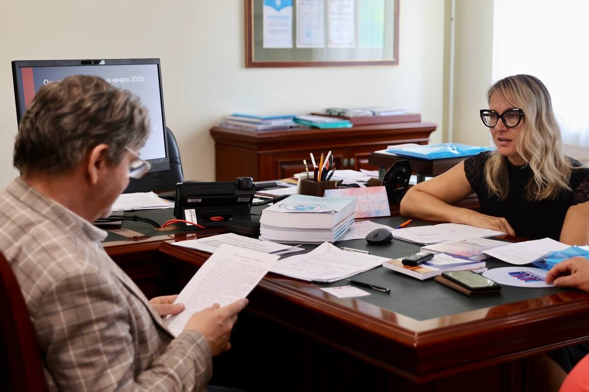 Беседа началась в кабинете Натальи Алекссевны и перетёк уже в залы со стелажами Фото: ГПНТБ