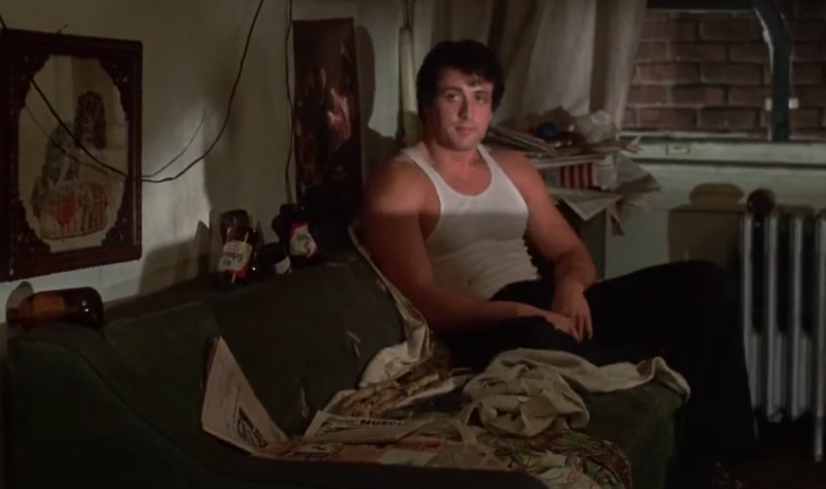 Тот самый диван и банки пива, кадр со свидания Рокки и Эдриан