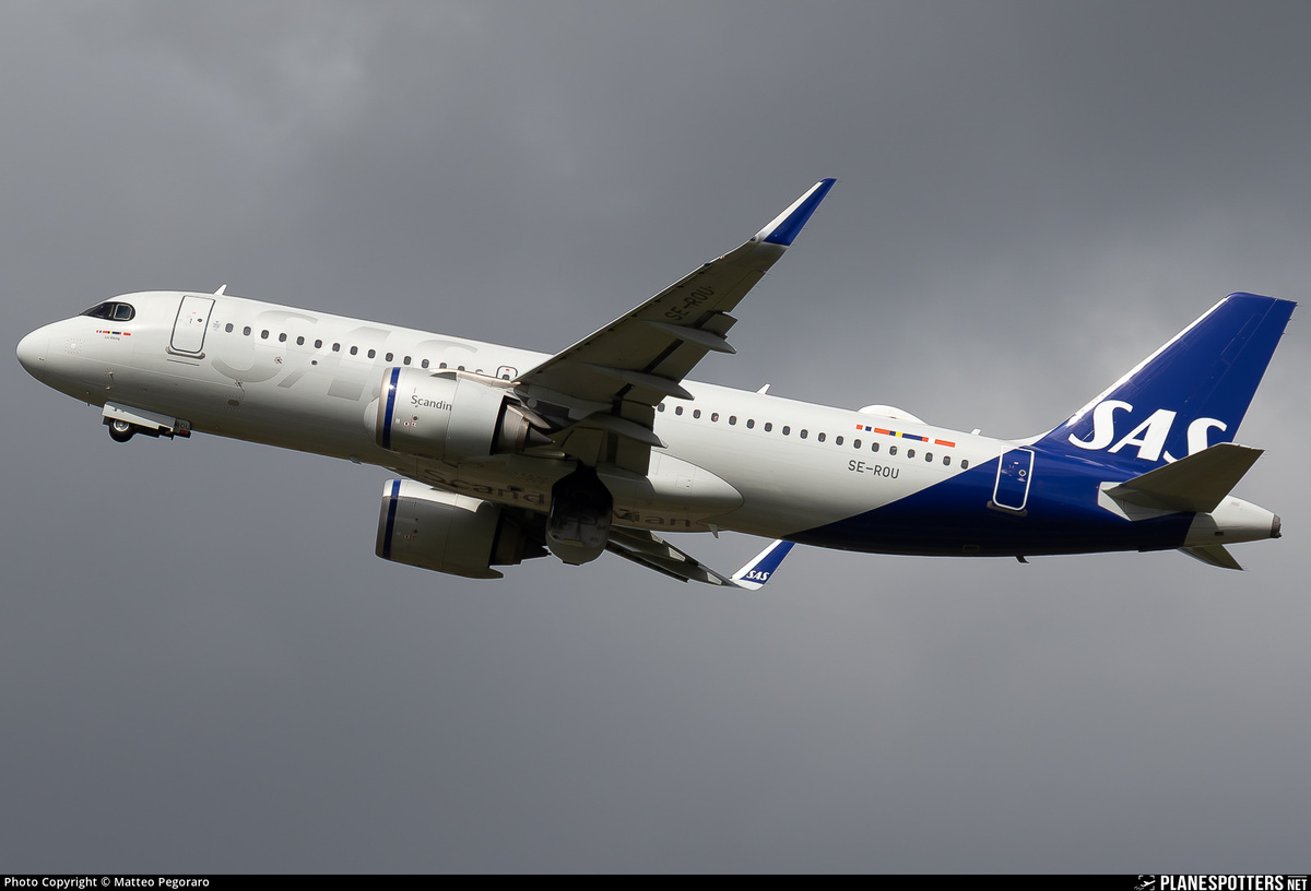 Борт вполне свежий, а капот уже неродной...