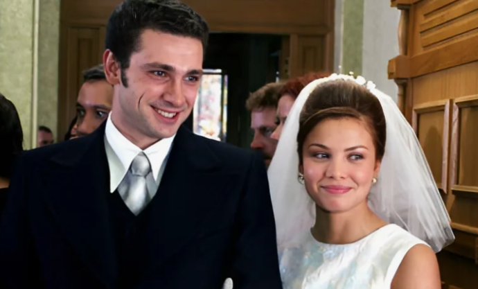 Увёл невесту из-под венца, женился и счастлив с нею 25 лет. Как выглядит жена и дети актера Антона Хабарова – знаменитого «Казановы»