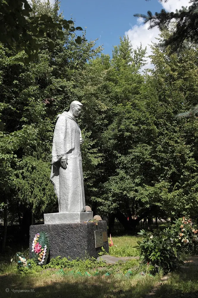 памятник в селе Полюдово. фото Чупринина М.