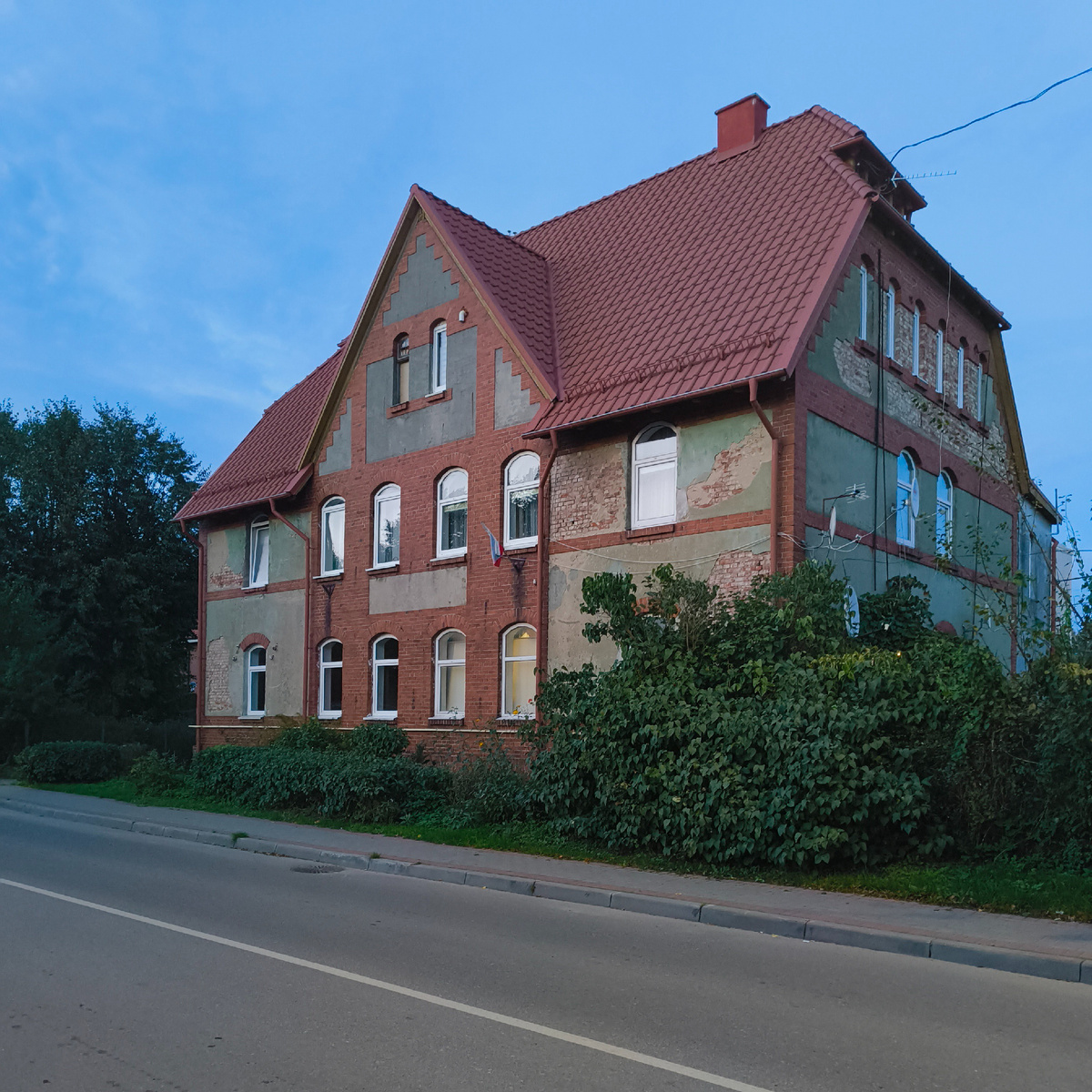 Самый обычный жилой дом по улице Советской в поселке Янтарном. Такой обычный для жителей  Калининградской области, и такой невероятный для жителей Поволжья 