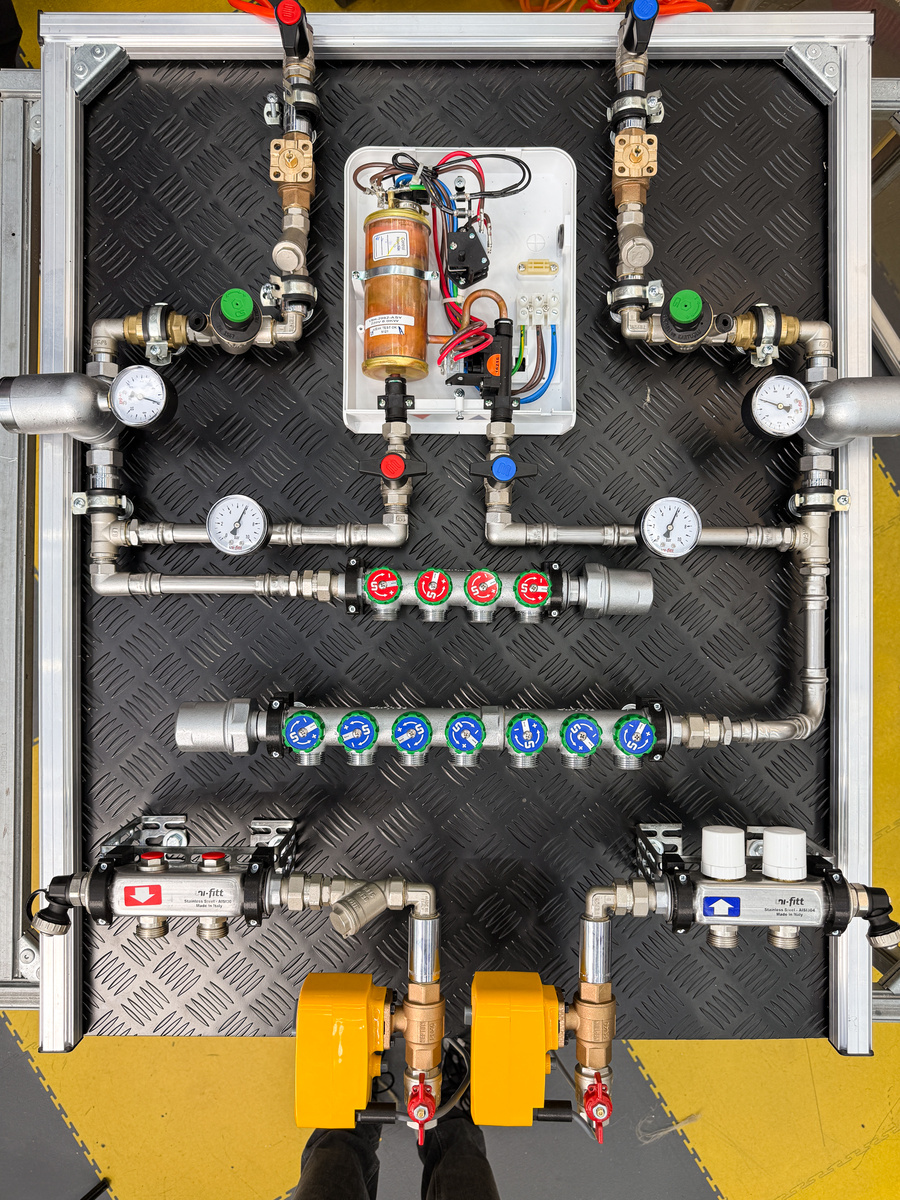 Узел водоразбора в процессе работы мастеров