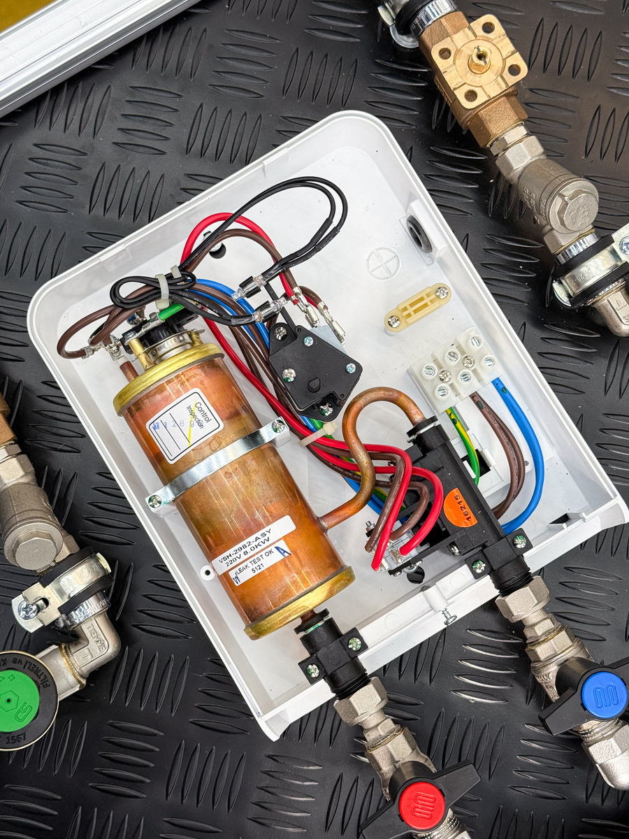 В центре системы — проточный водонагреватель