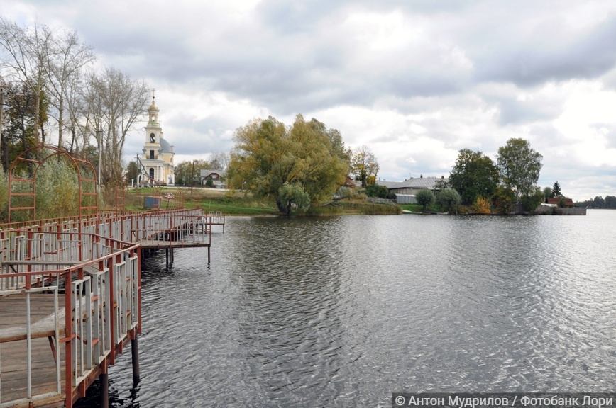 Верхневыксунский пруд и Рождественский собор. Осенний пейзаж. Город Выкса