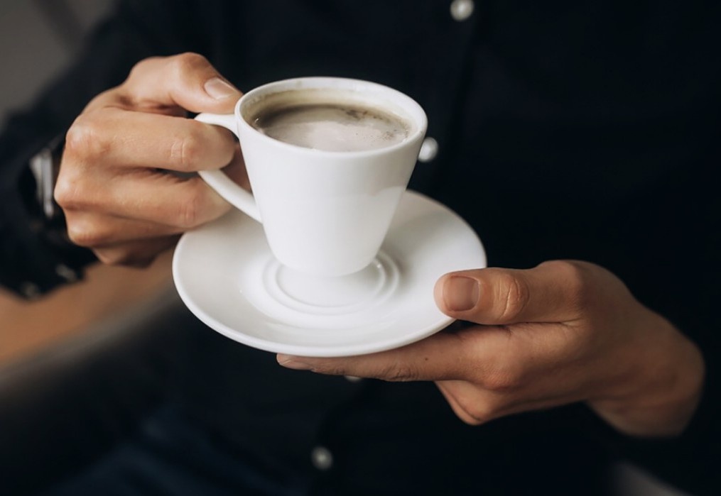 Мясников говорит об этом прямо: кофе — один из немногих продуктов, реально способных замедлить фиброз печени. И я с ним абсолютно согласен.
