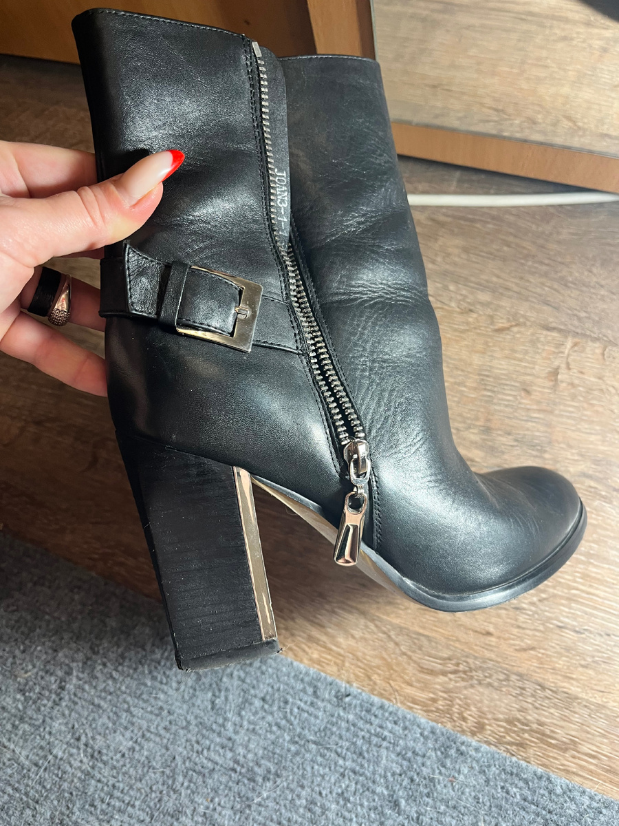 38 размер, я одевала их пару раз на носок со своим 37-м.