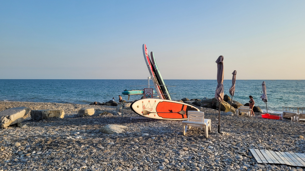 Перед приходом циклона на пляже было тепло и море спокойное
