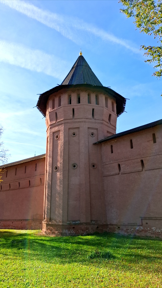 Стены Спасо-Евфимиева монастыря в Суздале 