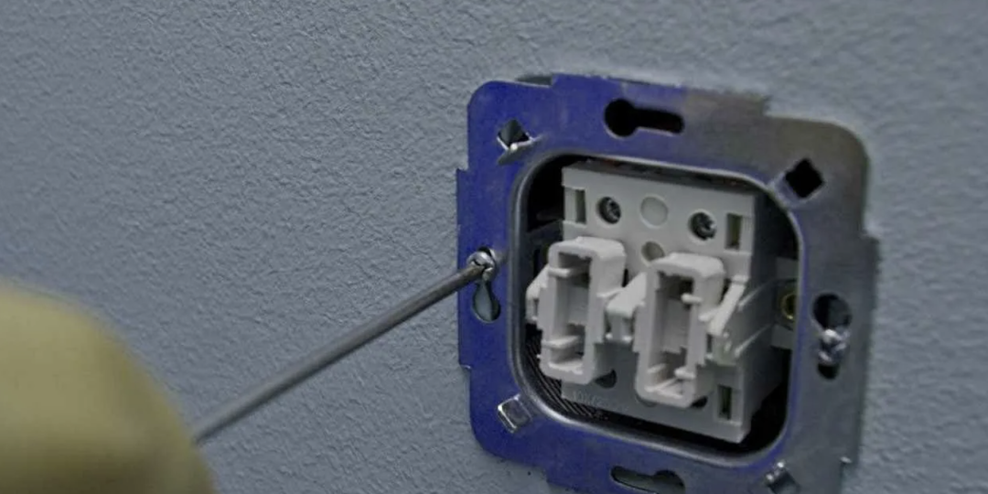 Что делать, если провода розетки слишком короткие: ставлю без штробы и замены проводки