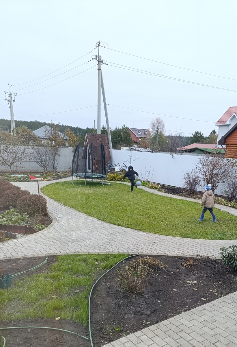 Денис играет в футбол ⚽